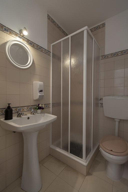 Guest House First Floor Lagos Buitenkant foto